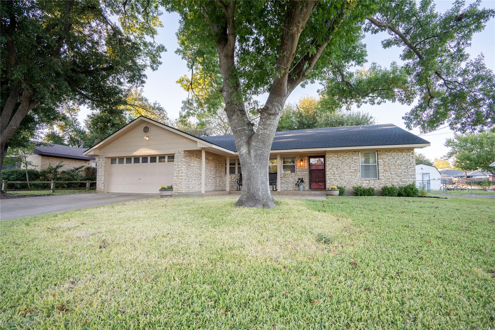 2102 KENT St, Taylor, TX 76574