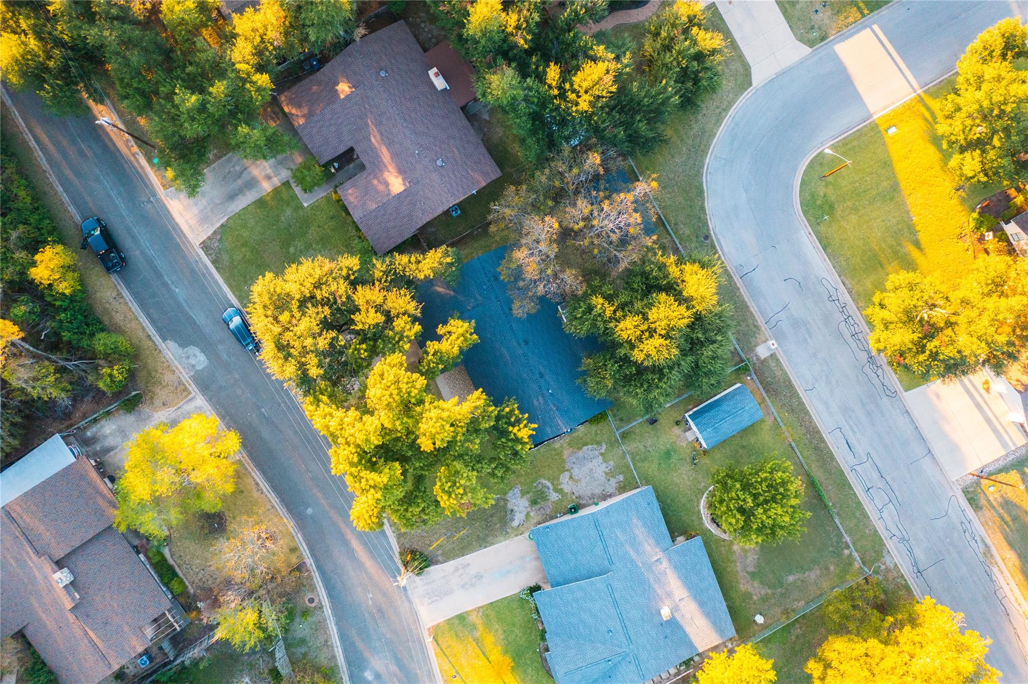 2102 KENT St, Taylor, TX 76574