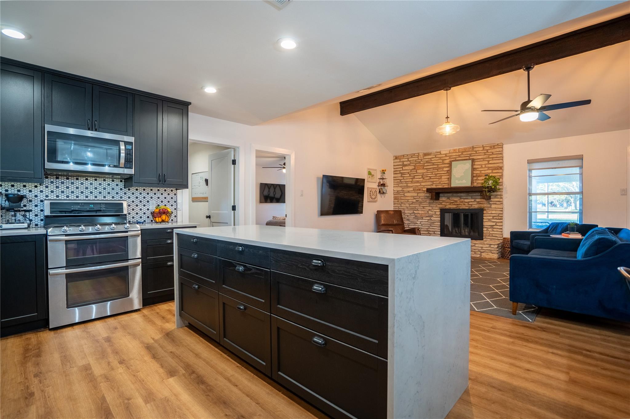 2102 KENT St, Taylor, TX 76574