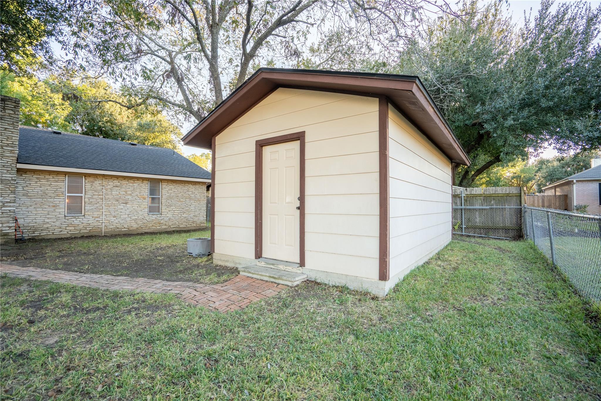 2102 KENT St, Taylor, TX 76574