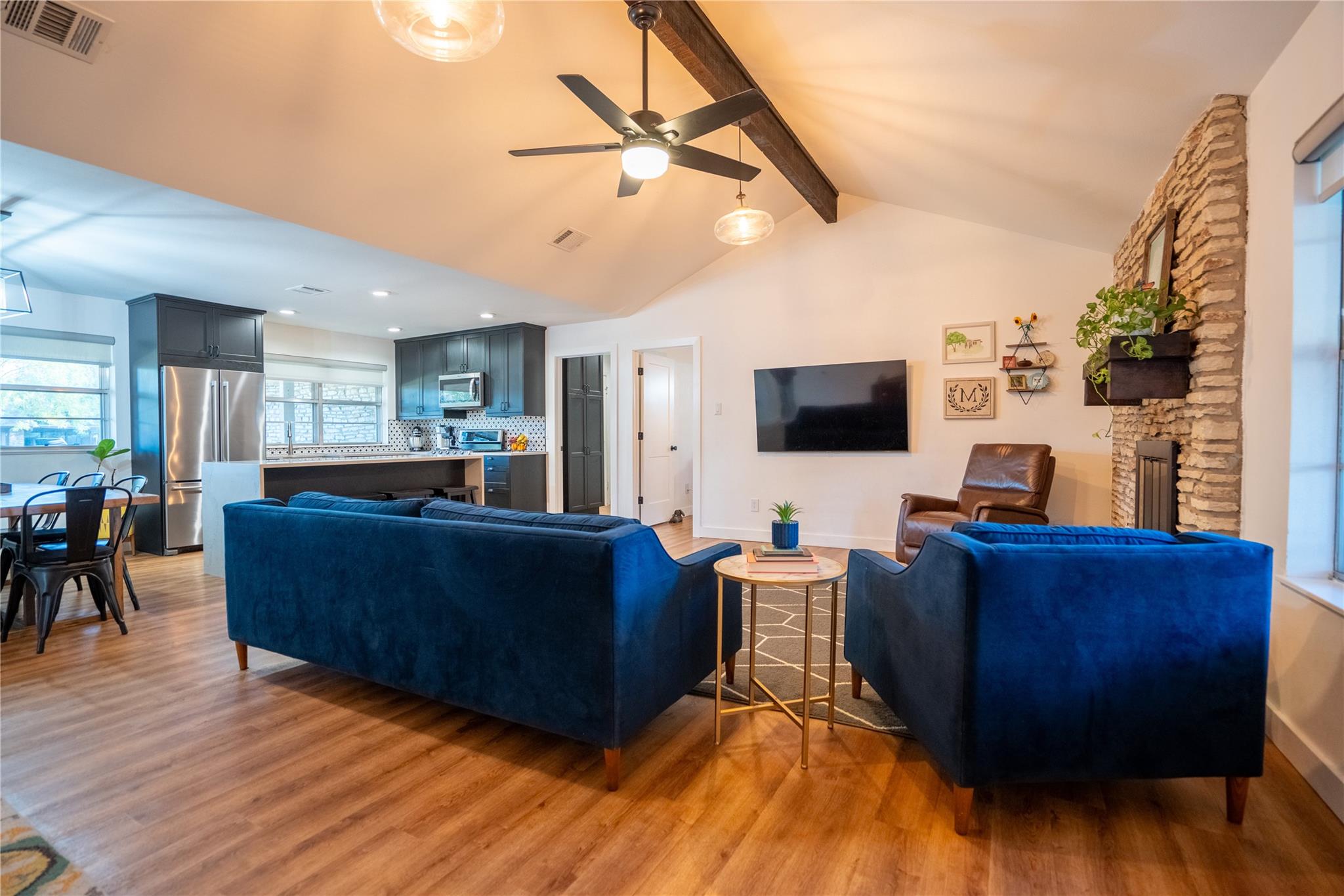 2102 KENT St, Taylor, TX 76574