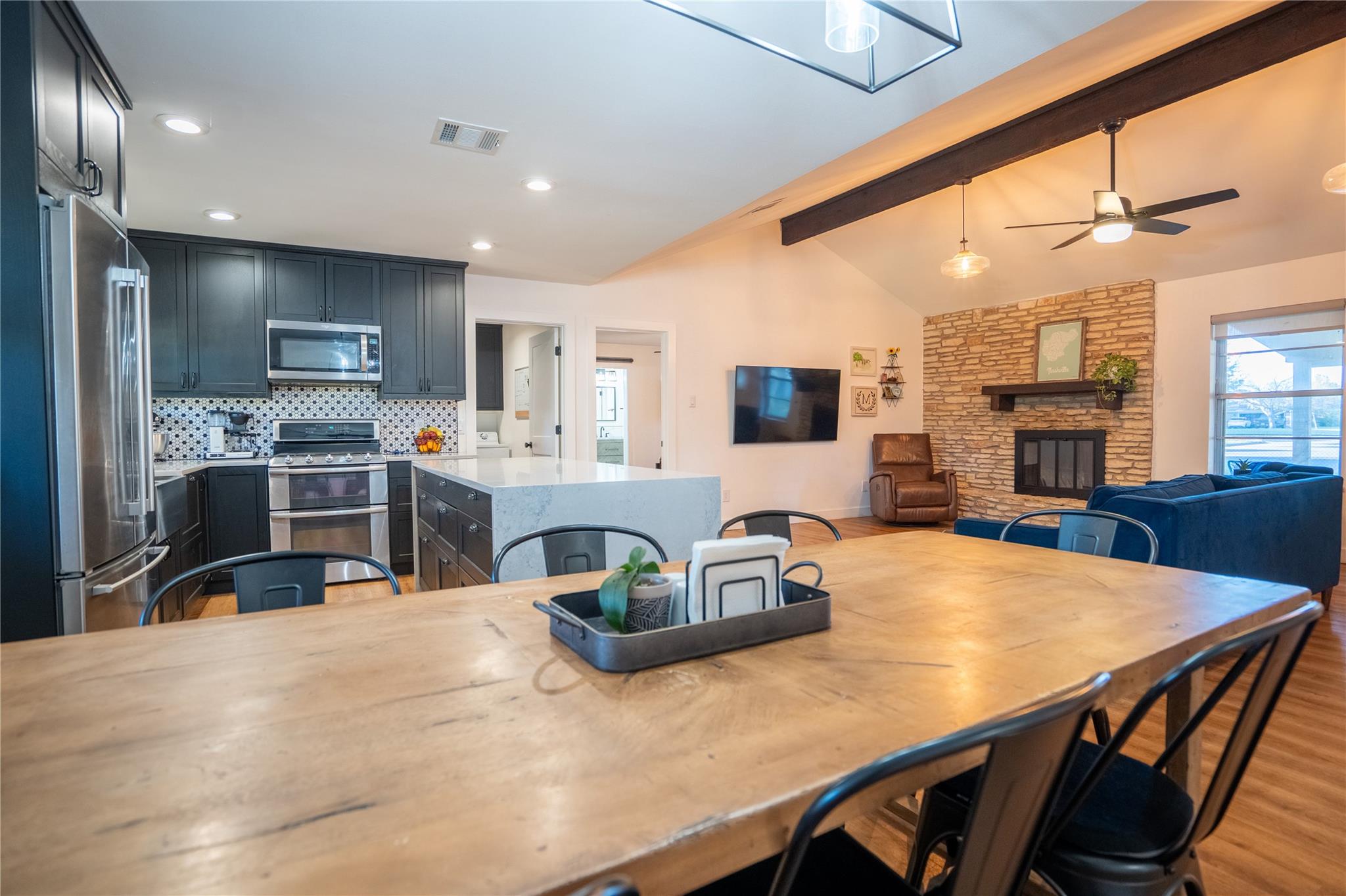 2102 KENT St, Taylor, TX 76574