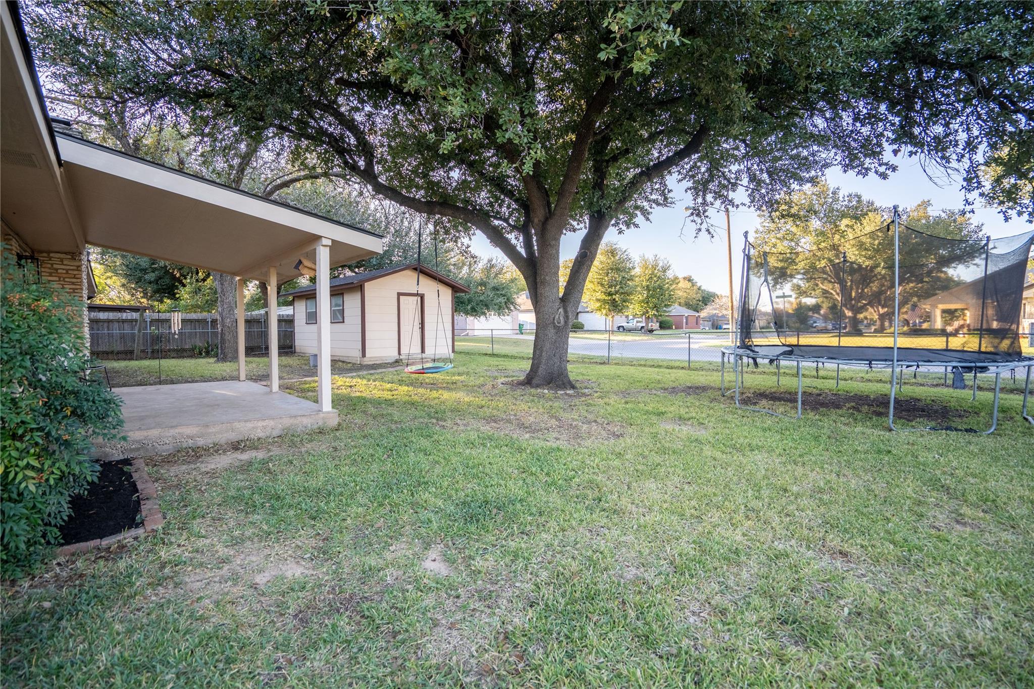 2102 KENT St, Taylor, TX 76574