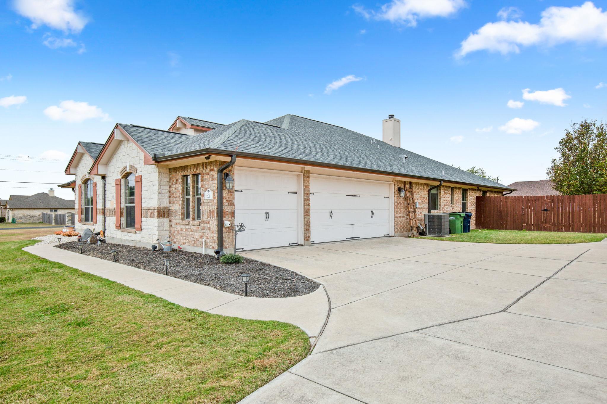 201 N Rawhide Trl, Liberty Hill, TX 78642