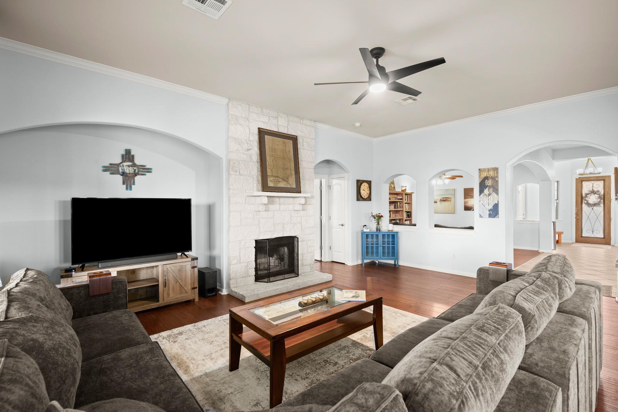 201 N Rawhide Trl, Liberty Hill, TX 78642