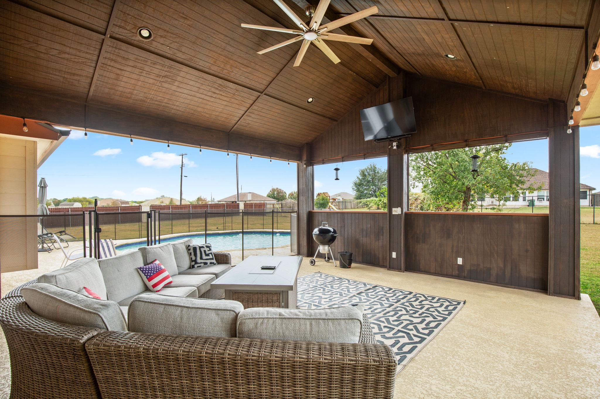 201 N Rawhide Trl, Liberty Hill, TX 78642