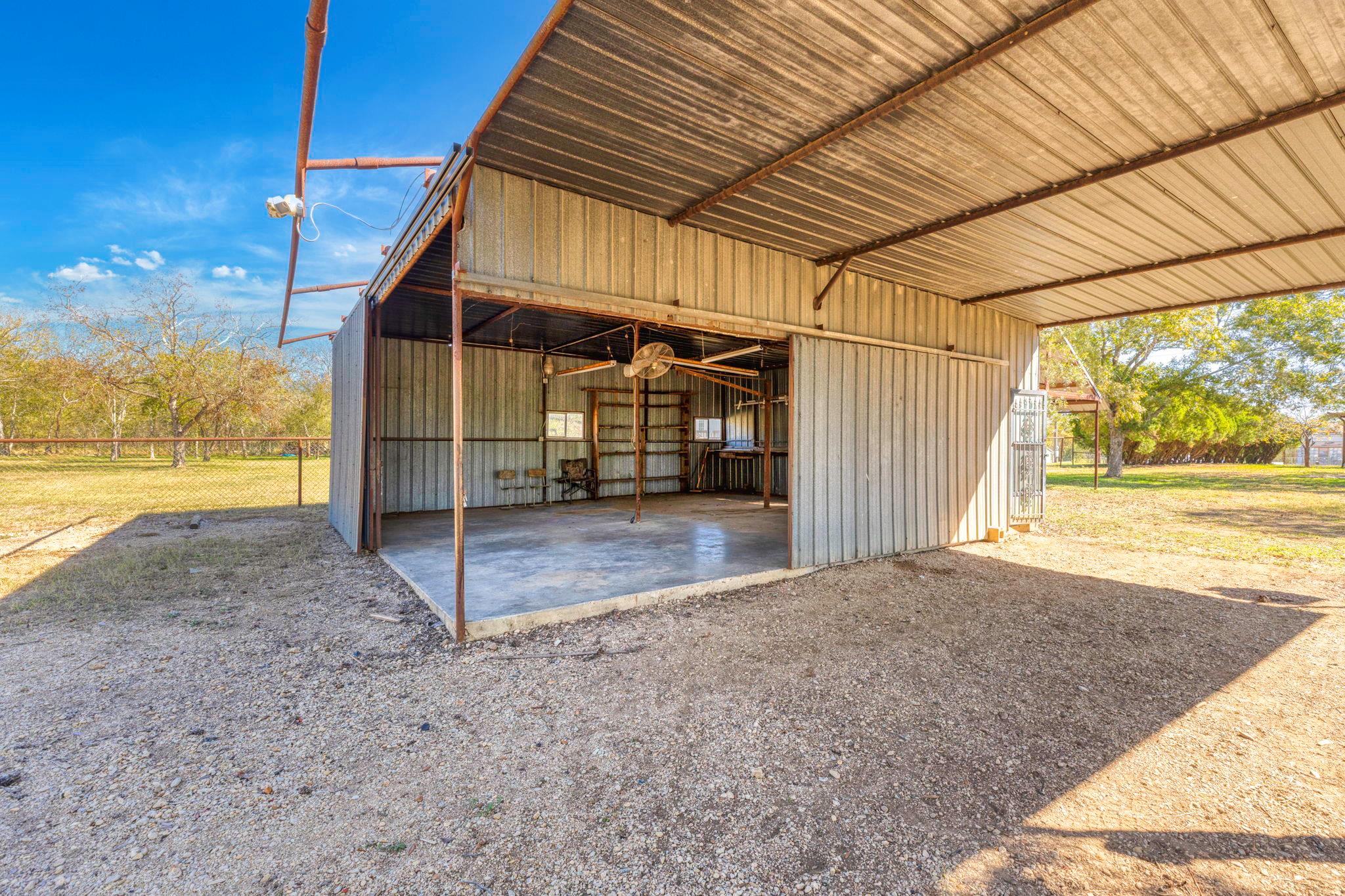 55 County Line Rd, Dale, TX 78616