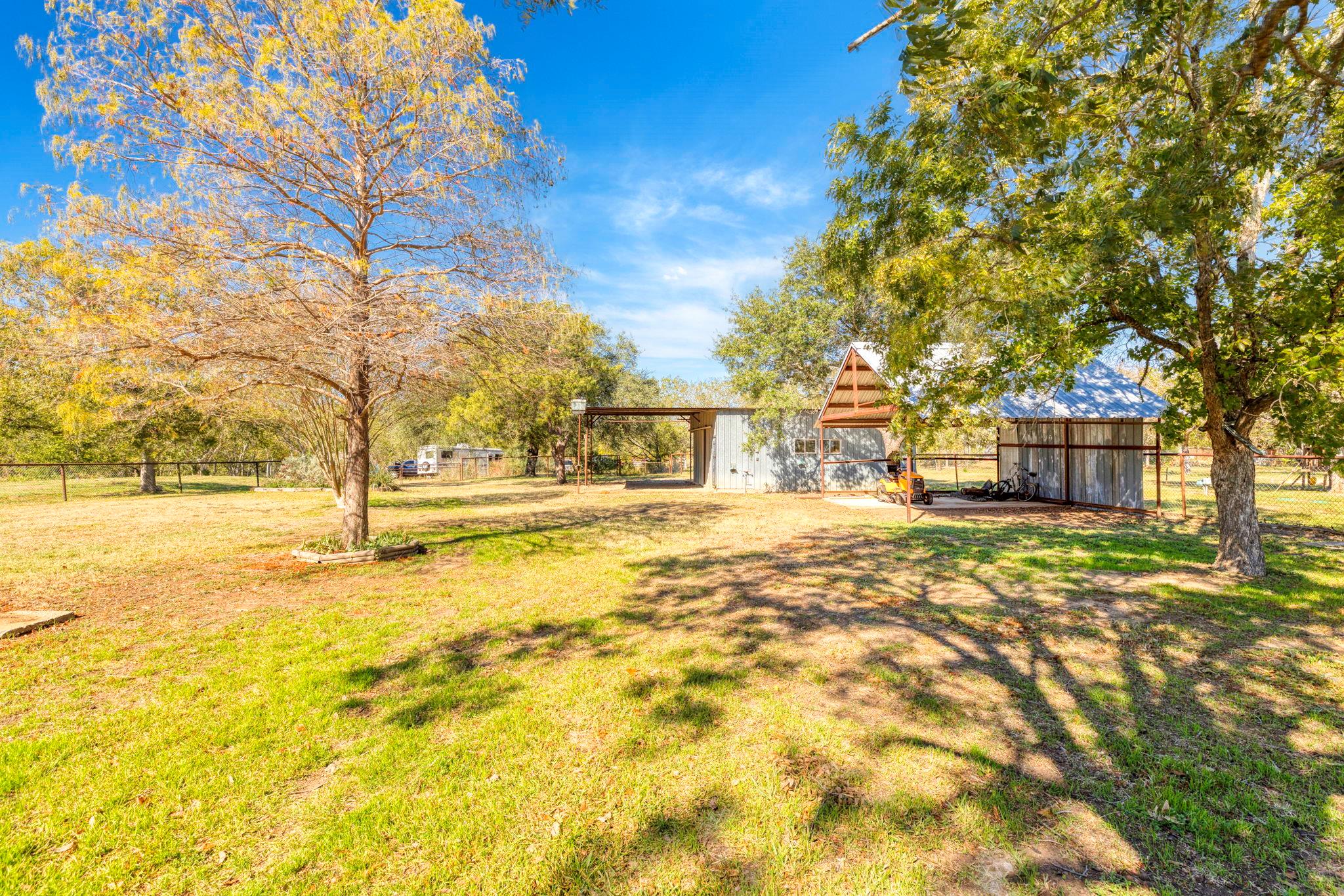 55 County Line Rd, Dale, TX 78616