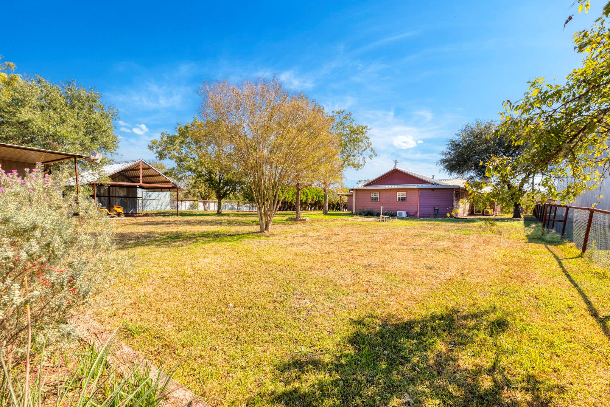 55 County Line Rd, Dale, TX 78616