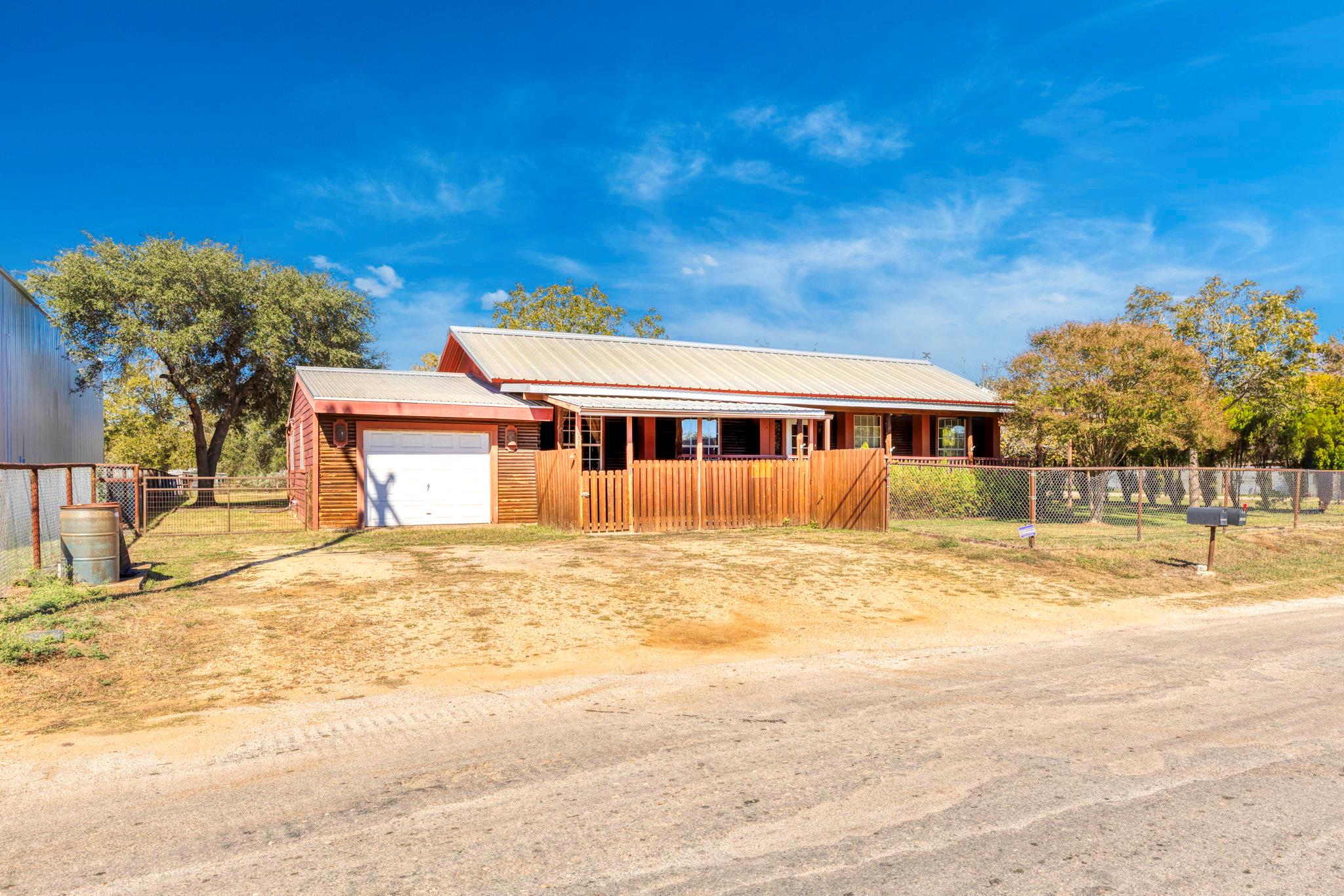 55 County Line Rd, Dale, TX 78616