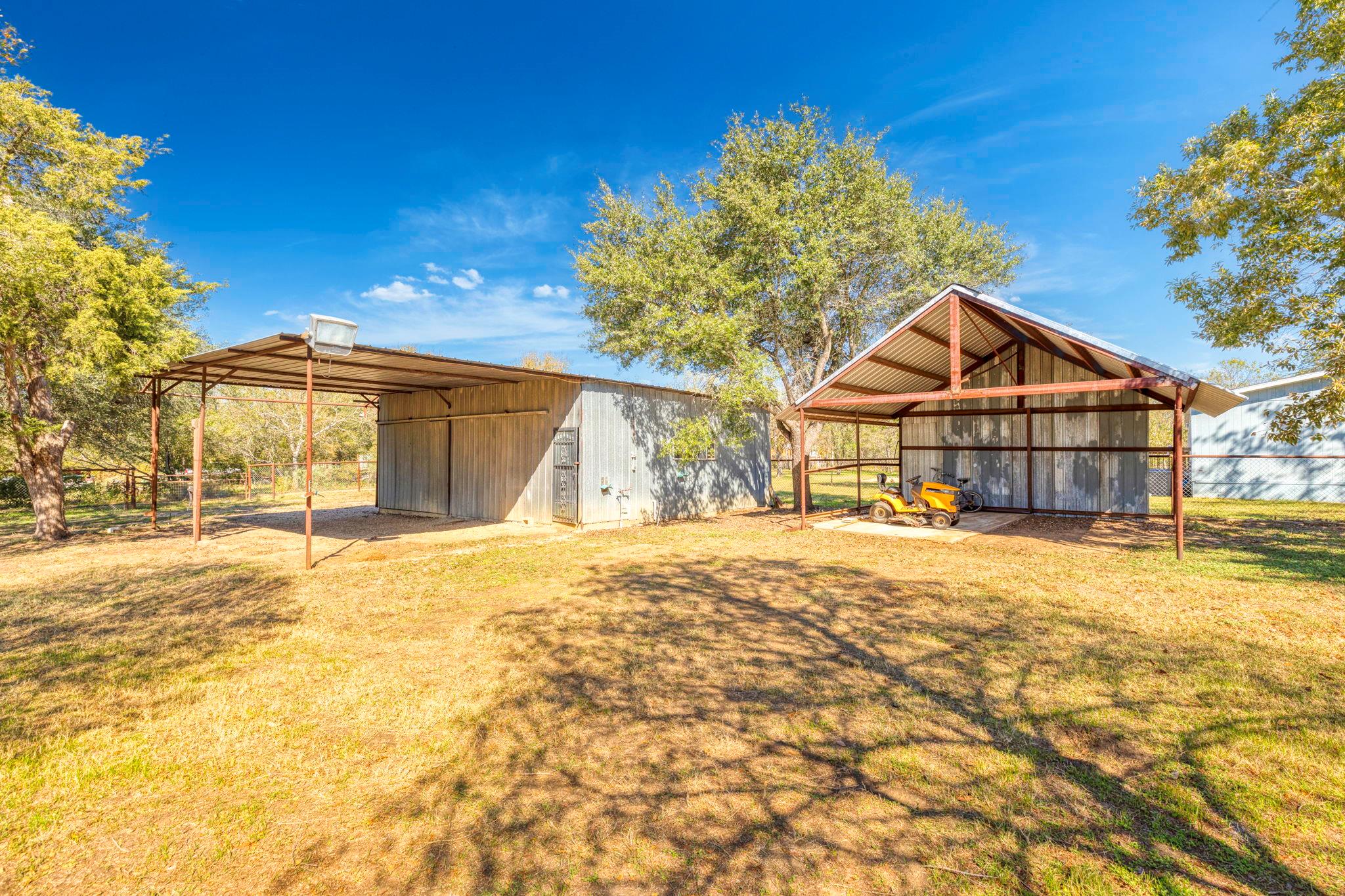 55 County Line Rd, Dale, TX 78616