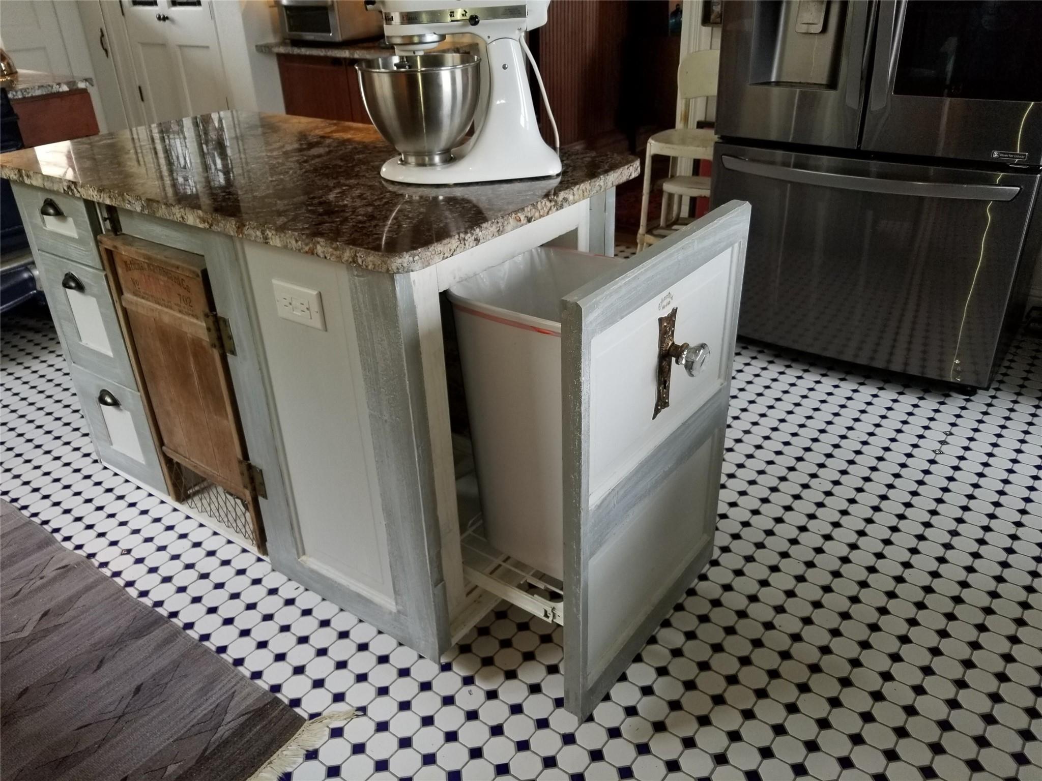 1 Bednar Ln, La Grange, TX 78945