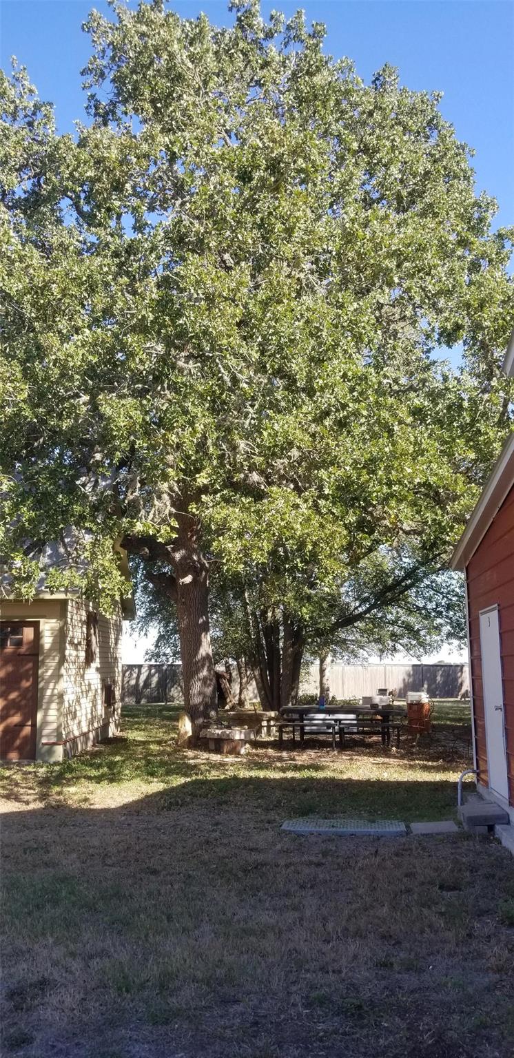 1 Bednar Ln, La Grange, TX 78945