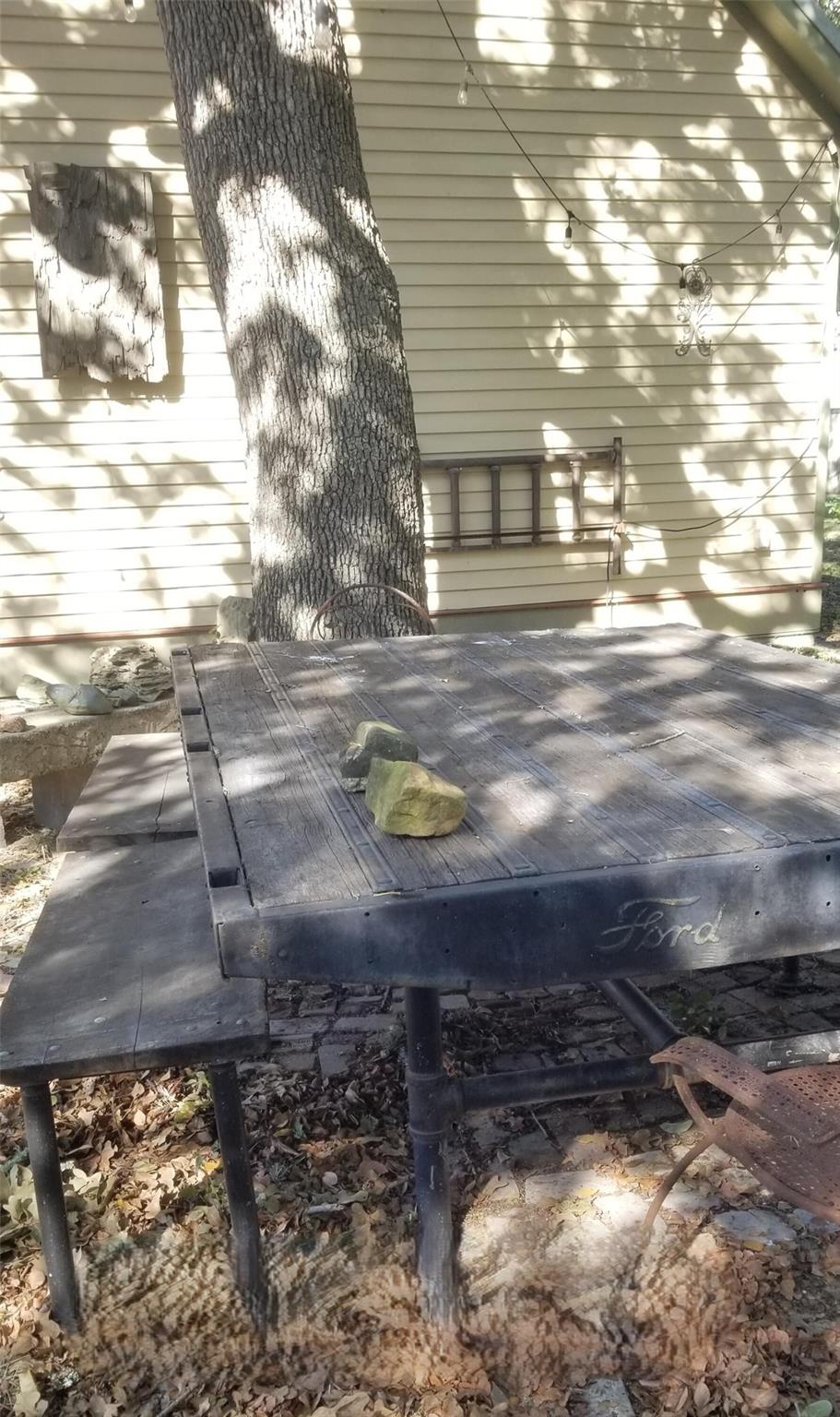 1 Bednar Ln, La Grange, TX 78945