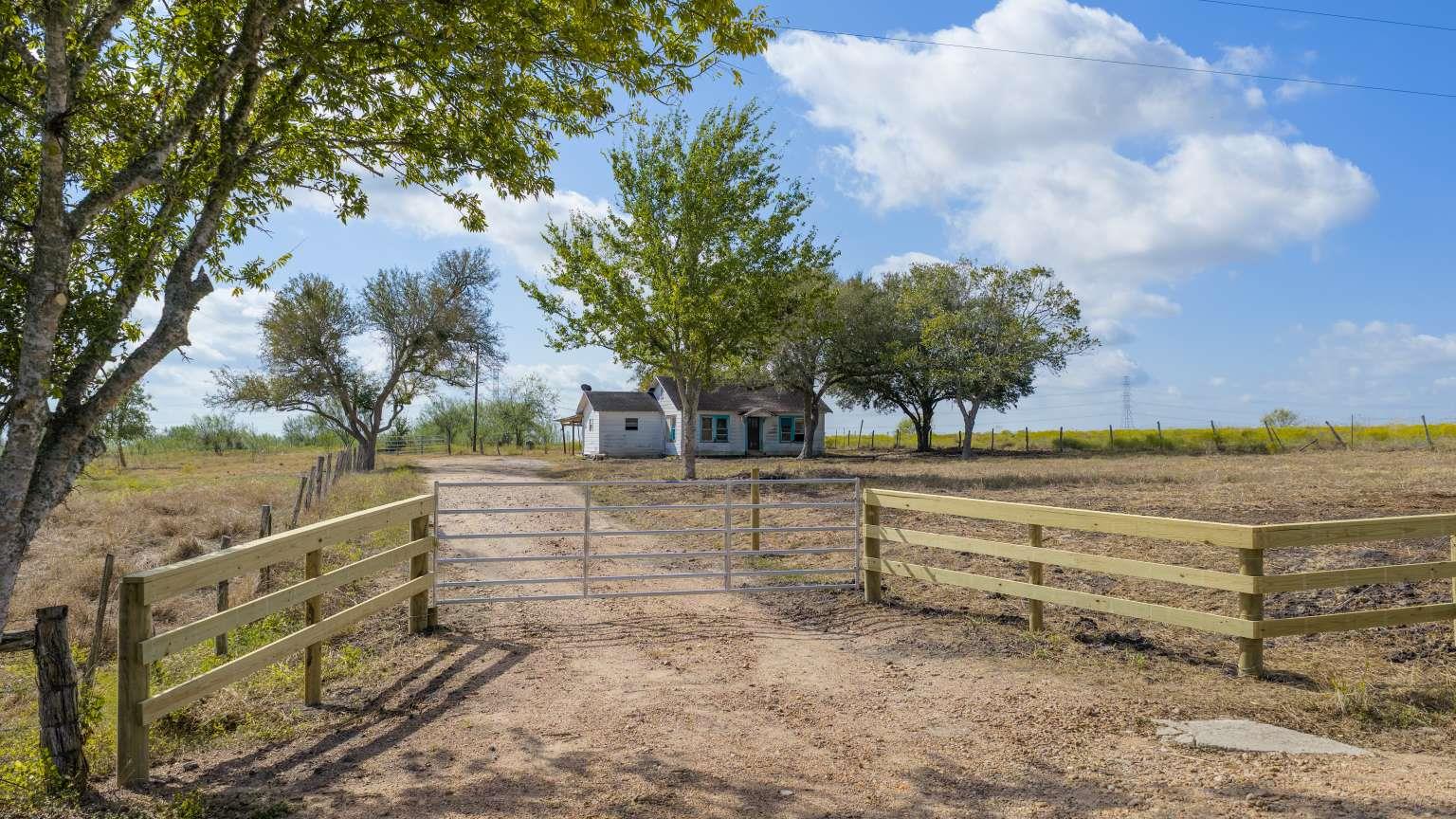 624 Berger Rd, Schulenburg, TX 78956