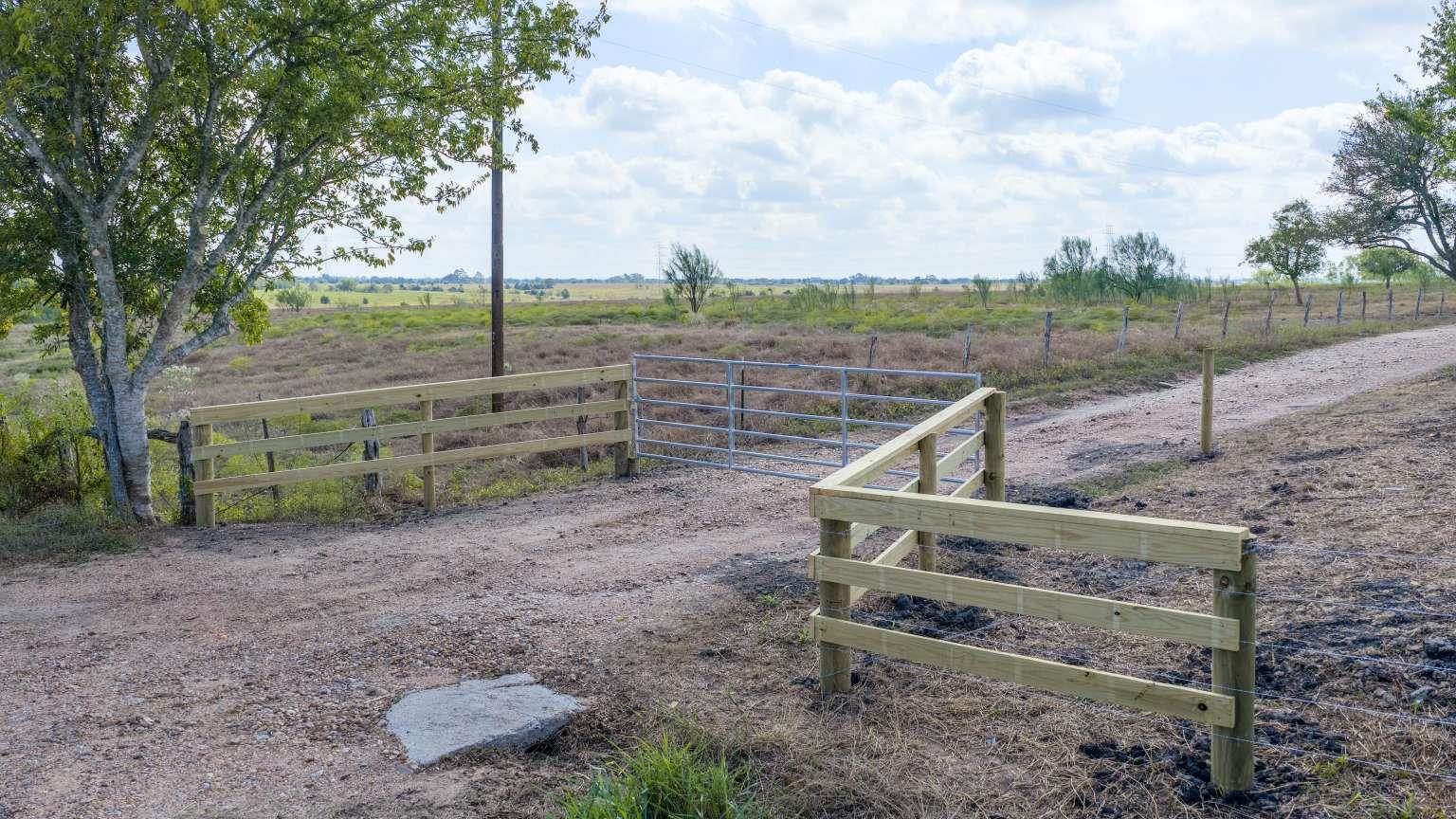 624 Berger Rd, Schulenburg, TX 78956