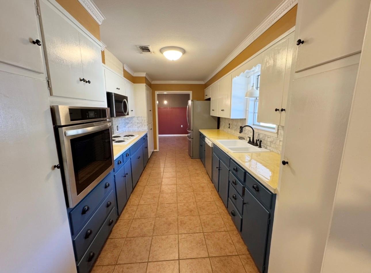 1225 Lake Terrace Dr, Elgin, TX 78621