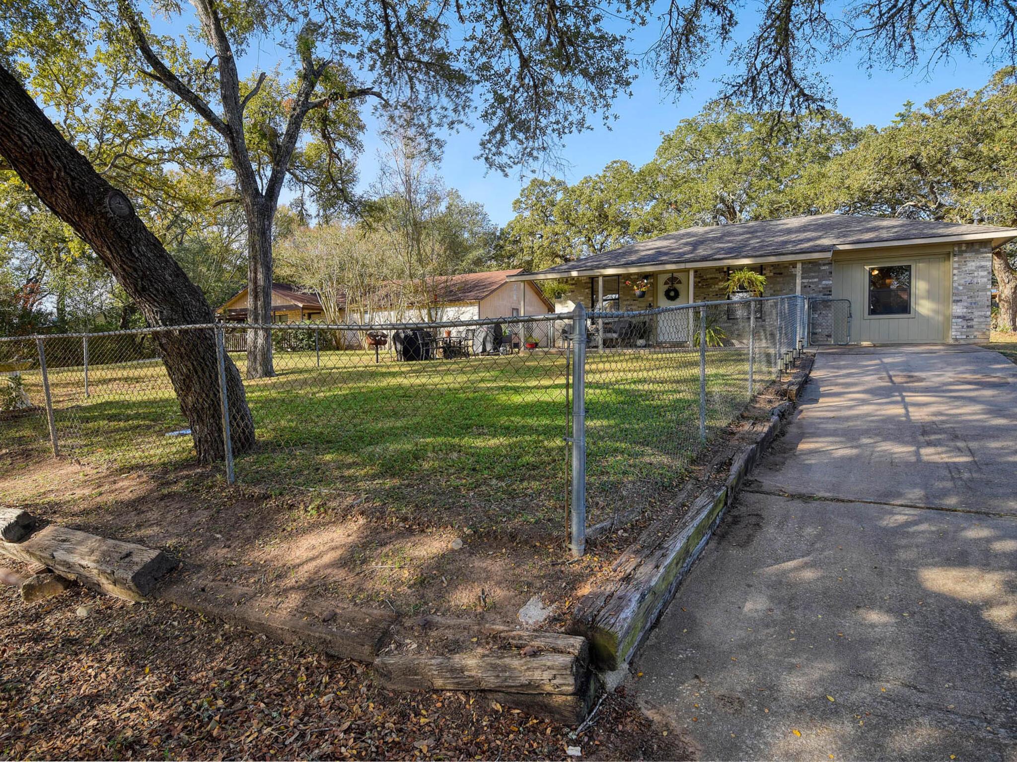 504 Hickory St, Smithville, TX 78957