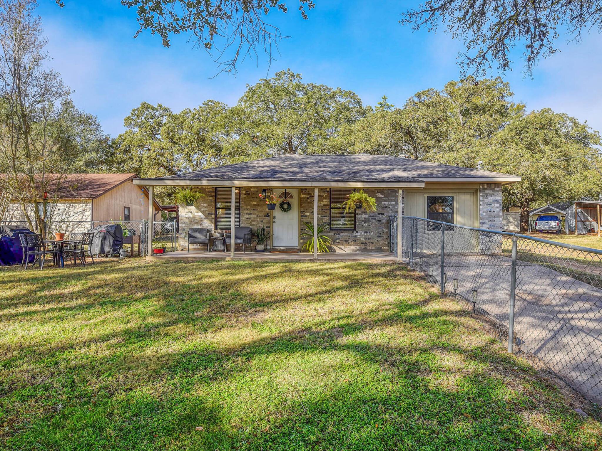 504 Hickory St, Smithville, TX 78957
