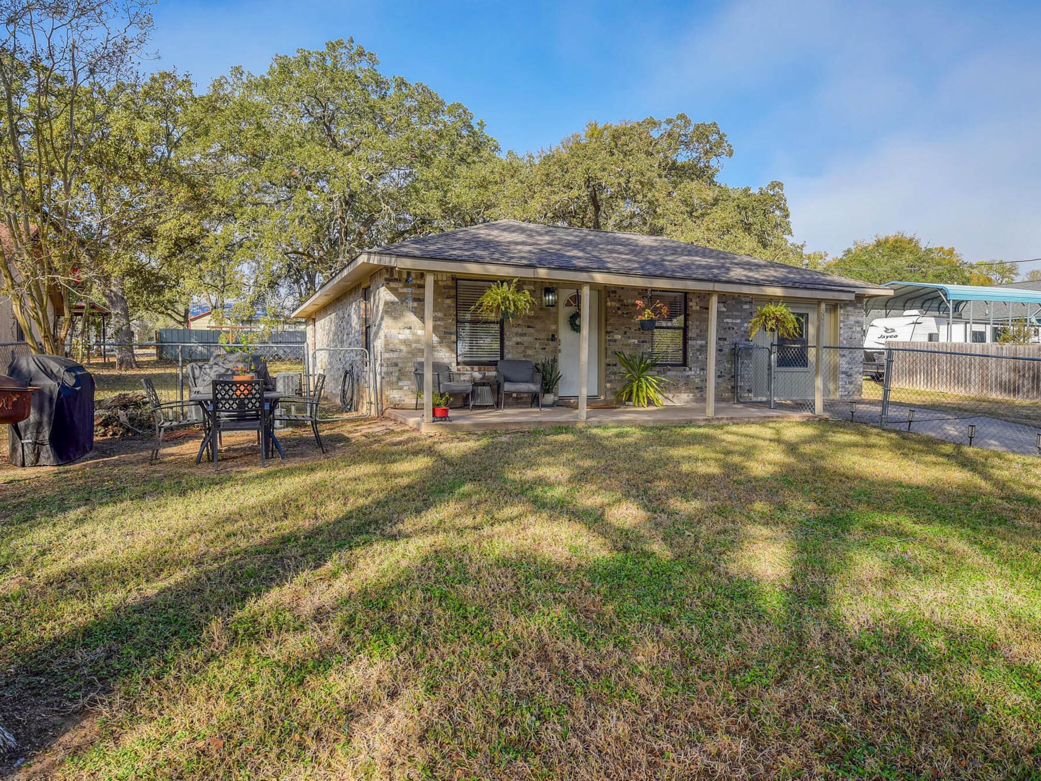 504 Hickory St, Smithville, TX 78957