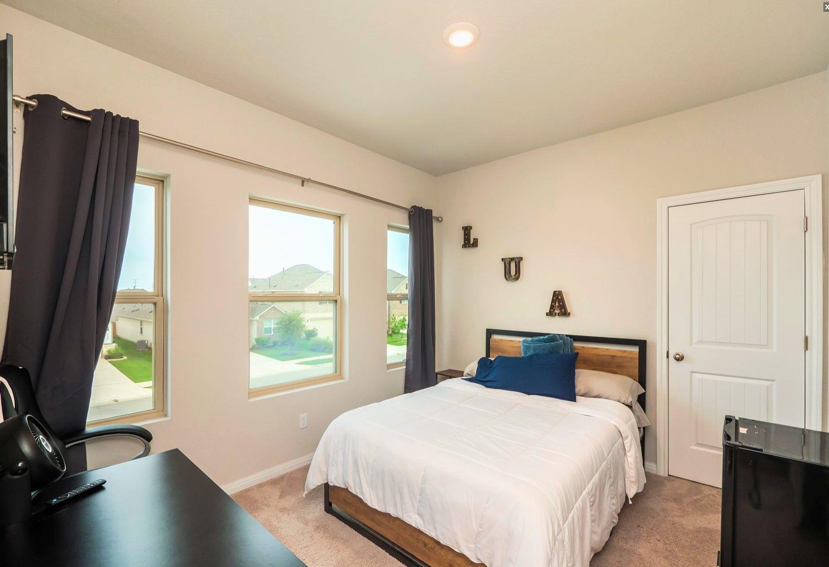 111 Lyrebird Ln, Hutto, TX 78634