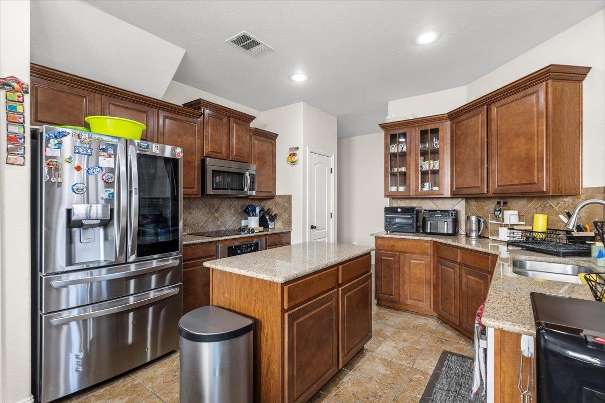 117 E Emory Fields Dr, Hutto, TX 78634