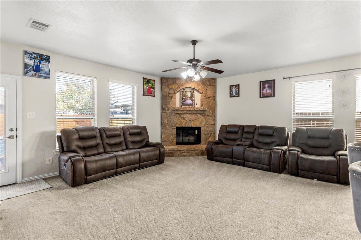 117 E Emory Fields Dr, Hutto, TX 78634