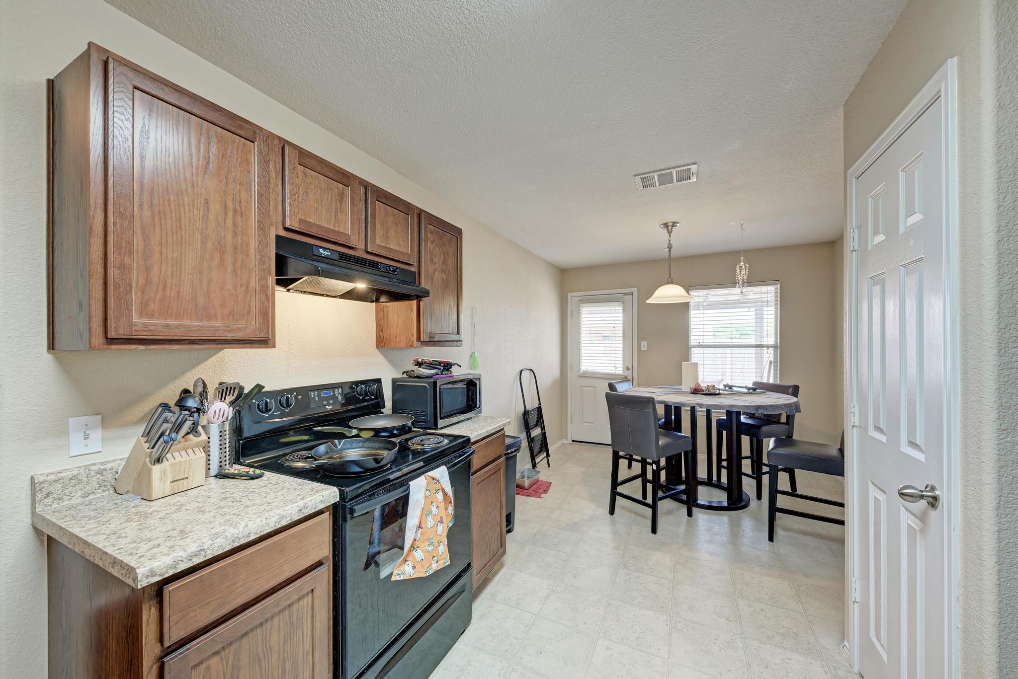 921 Dexter Dr, Leander, TX 78641