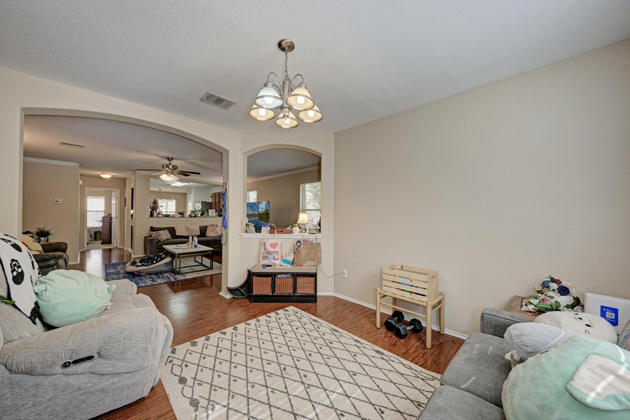 921 Dexter Dr, Leander, TX 78641