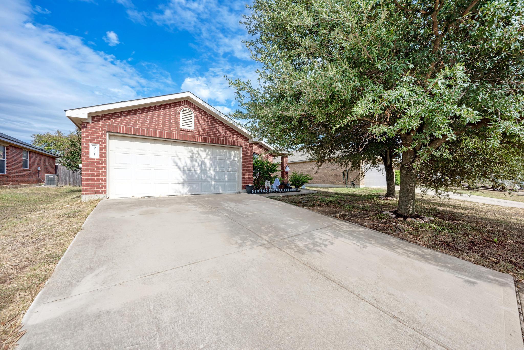 921 Dexter Dr, Leander, TX 78641