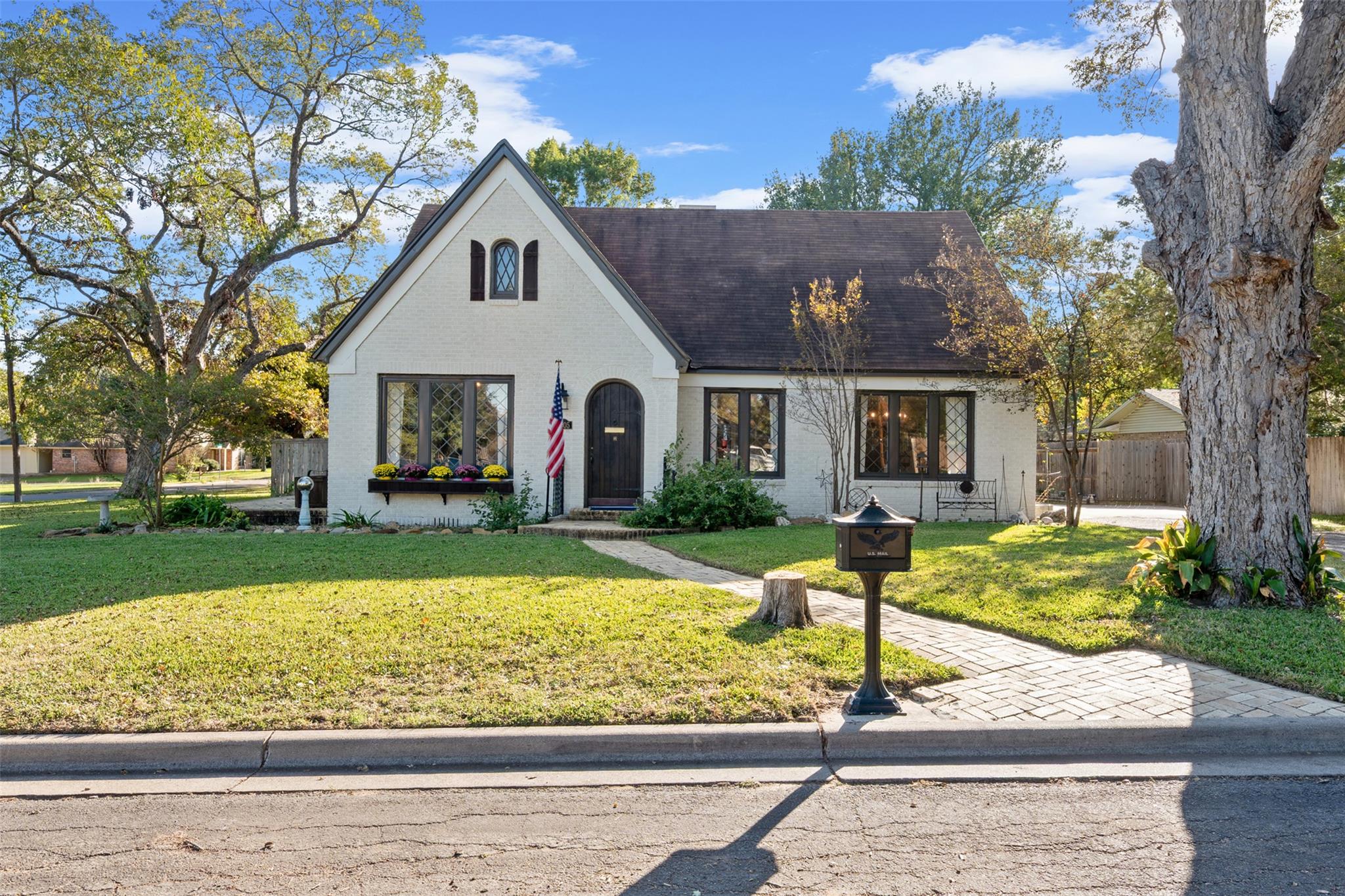 1005 E 14th St, Cameron, TX 76520