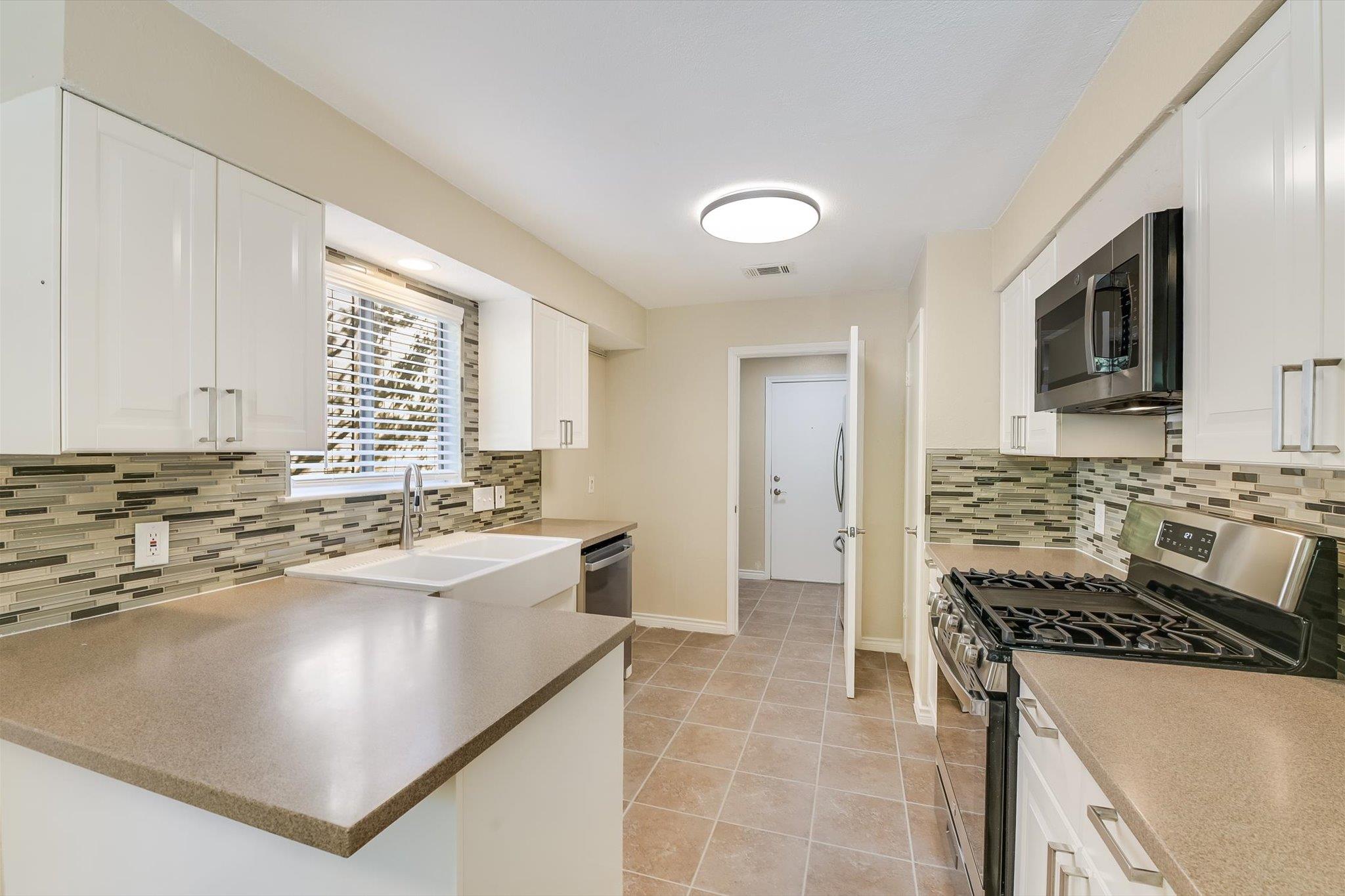 6808 Luckenbach Ln, Austin, TX 78729