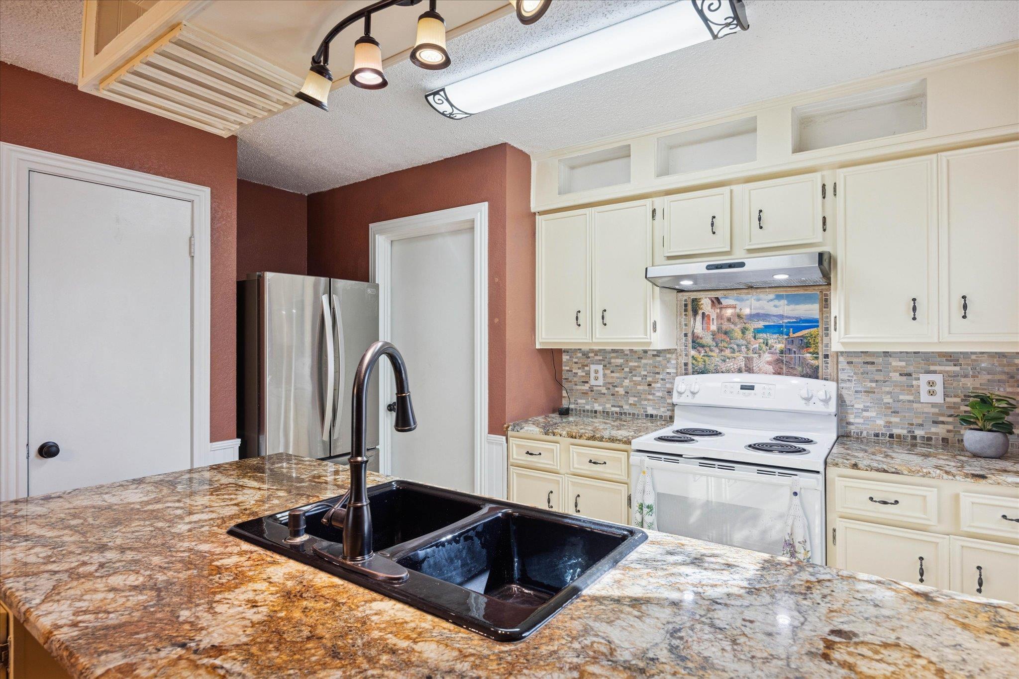 12902 Mystic Dr, Manchaca, TX 78652