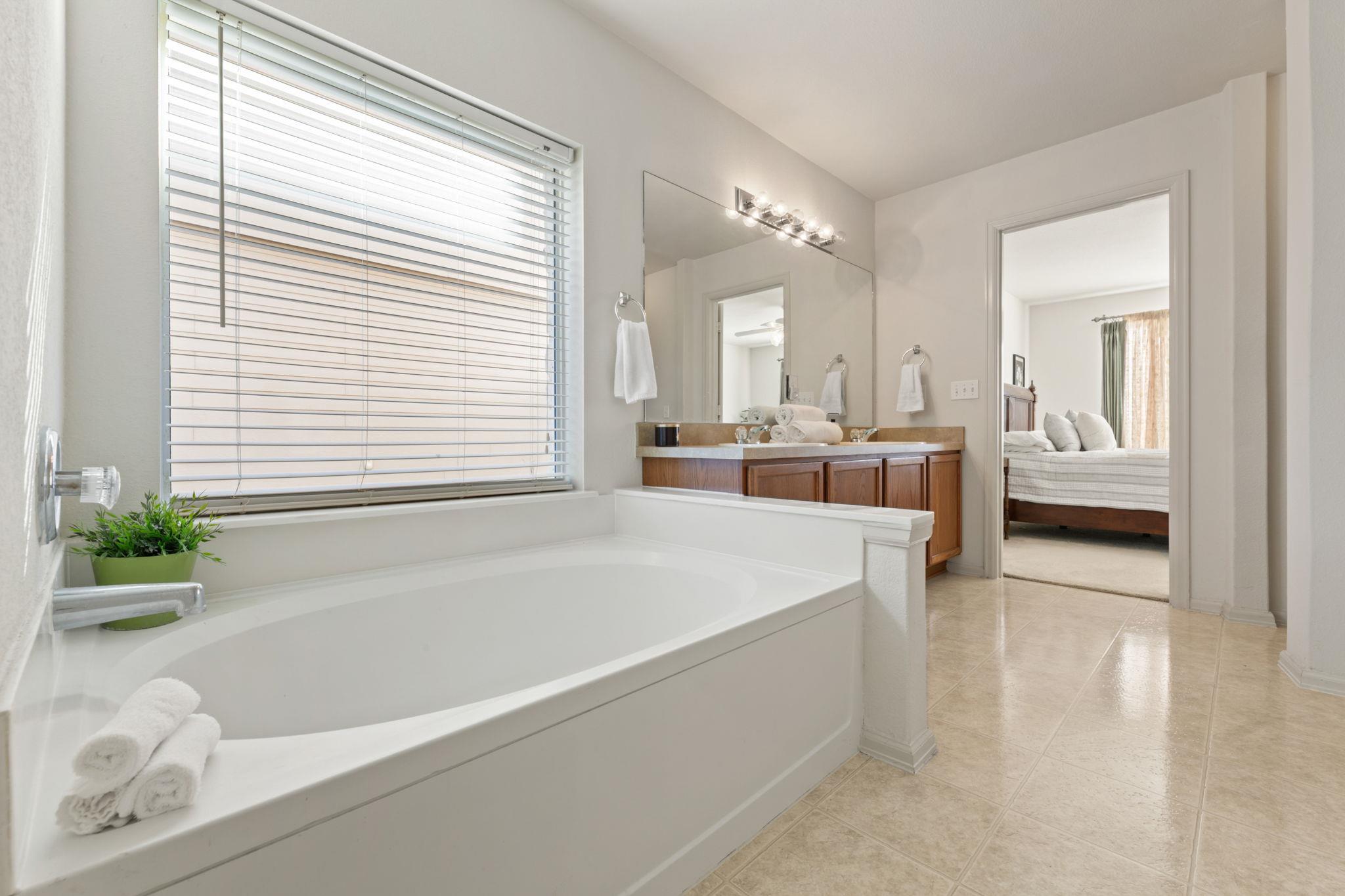 172 Chaparro Dr, Kyle, TX 78640