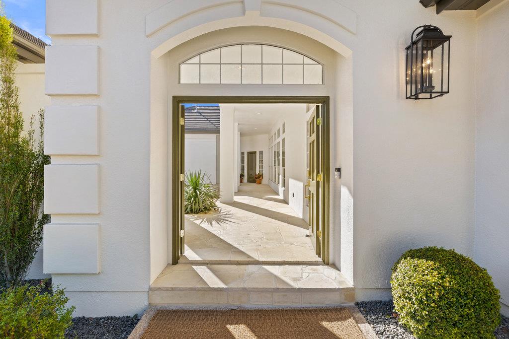 6 Radnor Dr, The Hills, TX 78738