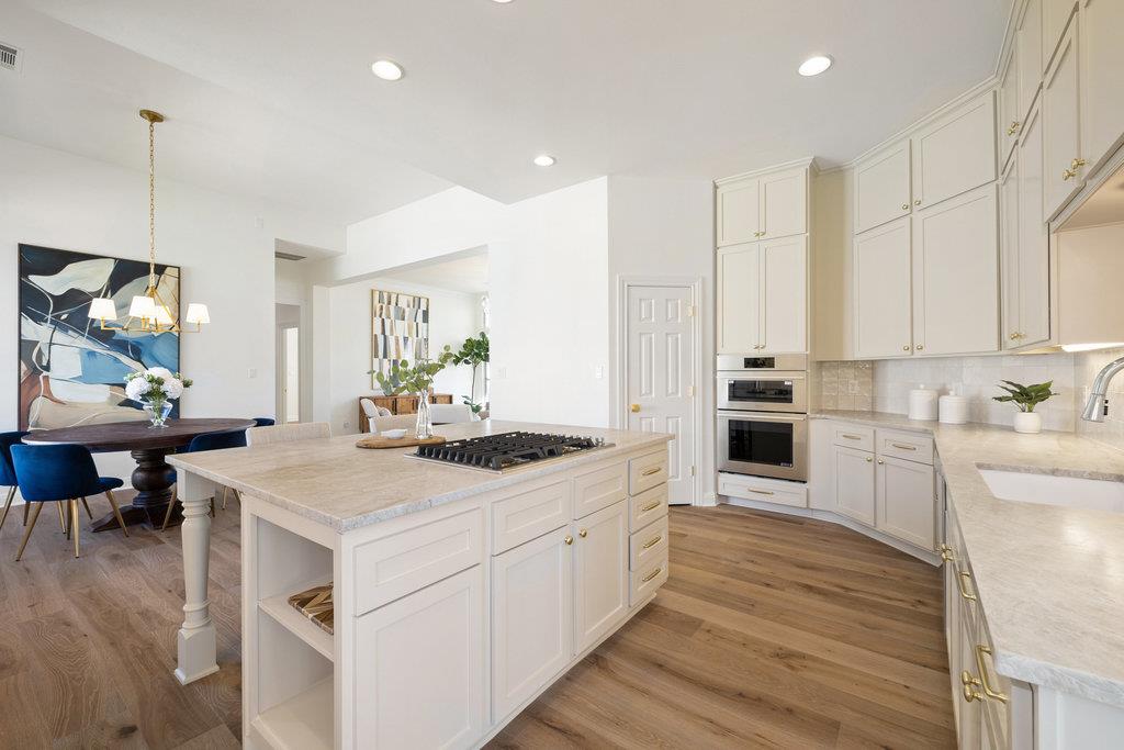 6 Radnor Dr, The Hills, TX 78738