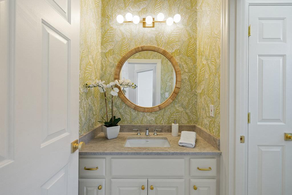 6 Radnor Dr, The Hills, TX 78738