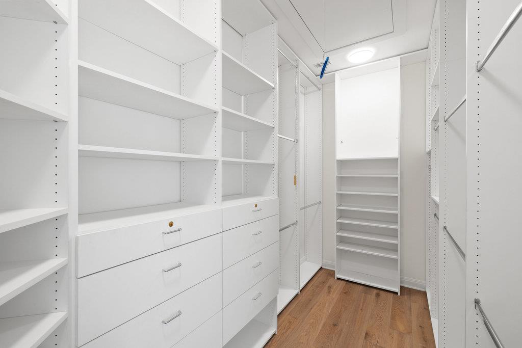 6 Radnor Dr, The Hills, TX 78738