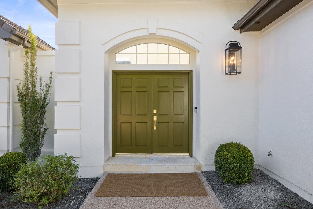 6 Radnor Dr, The Hills, TX 78738