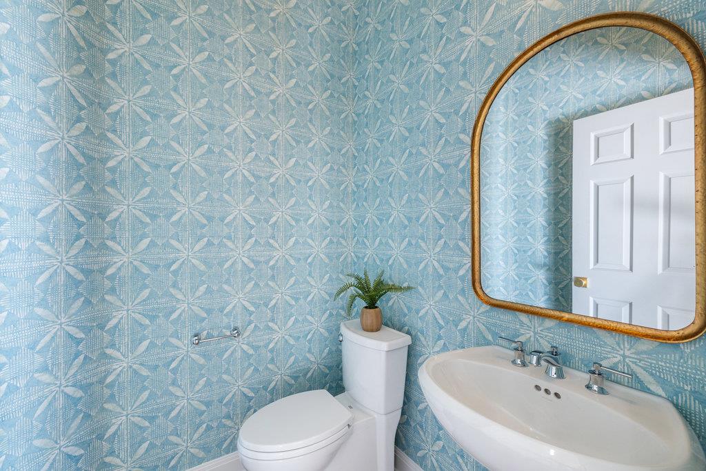 6 Radnor Dr, The Hills, TX 78738