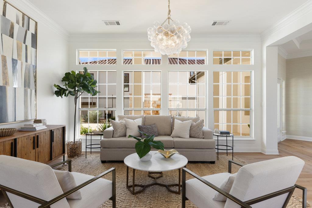 6 Radnor Dr, The Hills, TX 78738