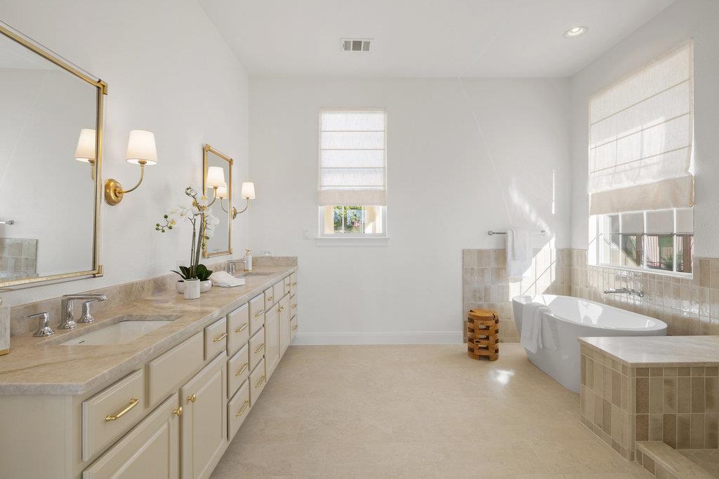 6 Radnor Dr, The Hills, TX 78738