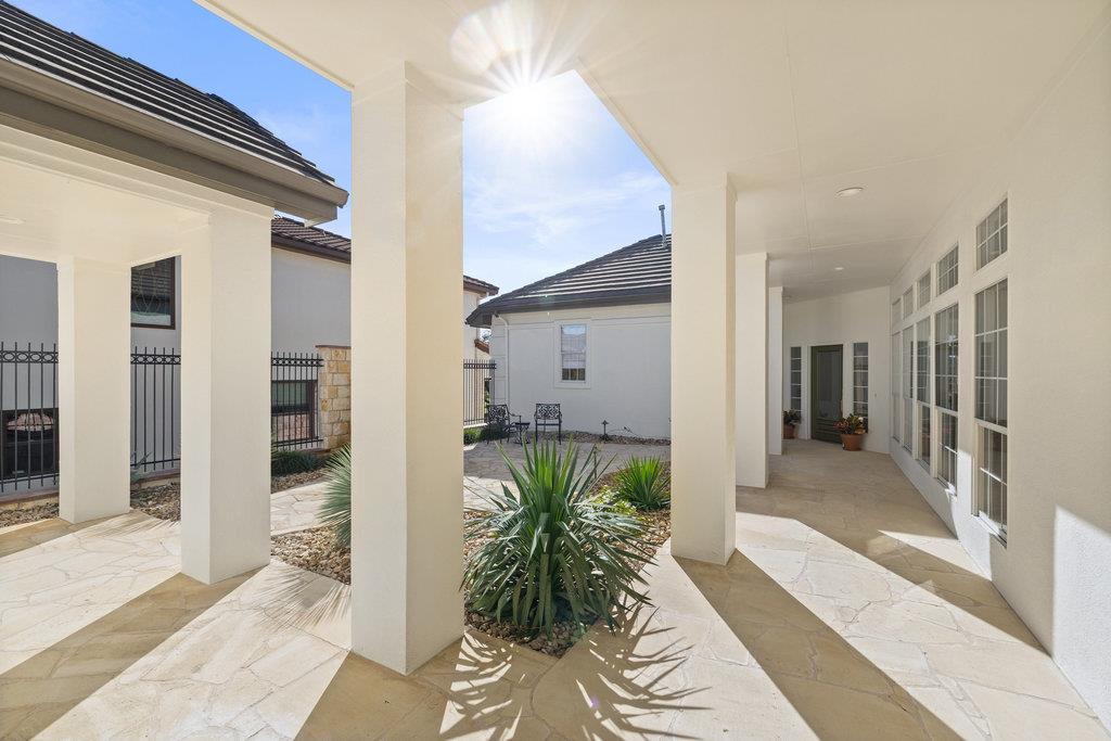 6 Radnor Dr, The Hills, TX 78738