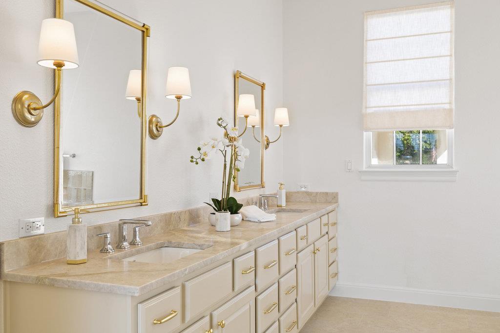 6 Radnor Dr, The Hills, TX 78738