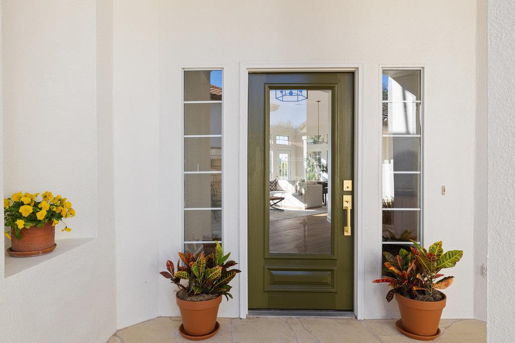 6 Radnor Dr, The Hills, TX 78738