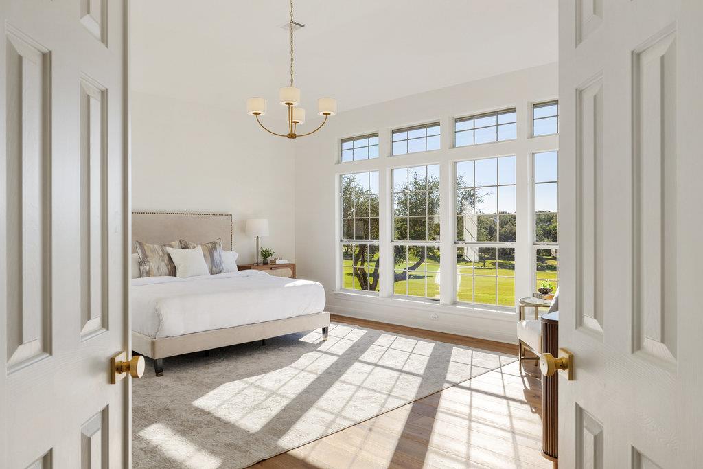 6 Radnor Dr, The Hills, TX 78738