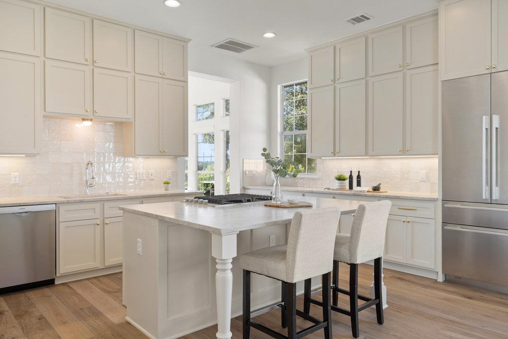 6 Radnor Dr, The Hills, TX 78738