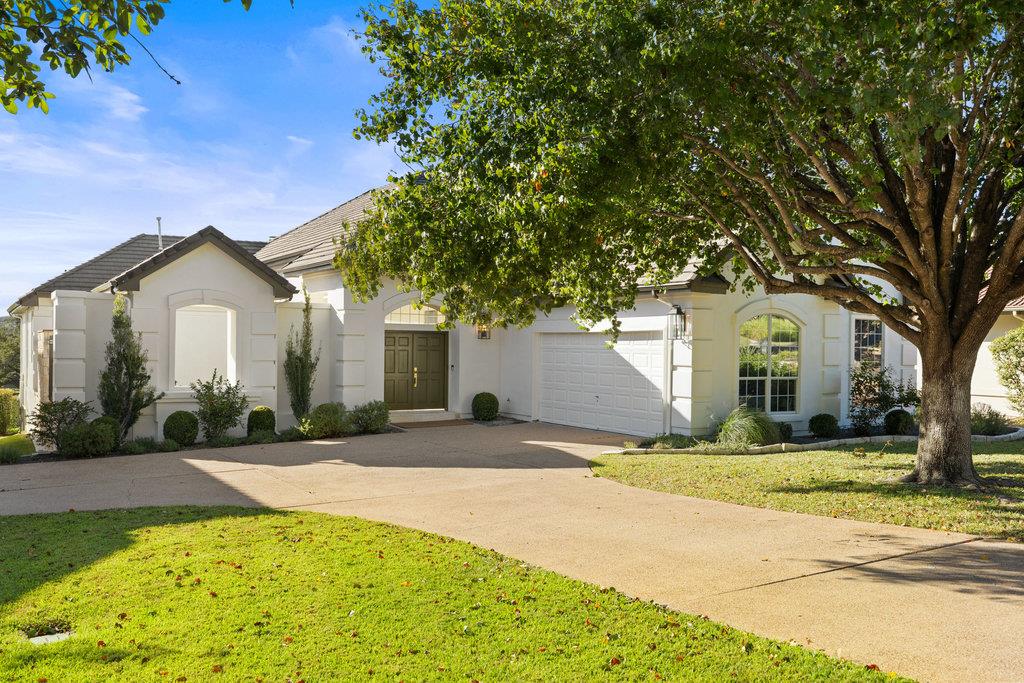 6 Radnor Dr, The Hills, TX 78738