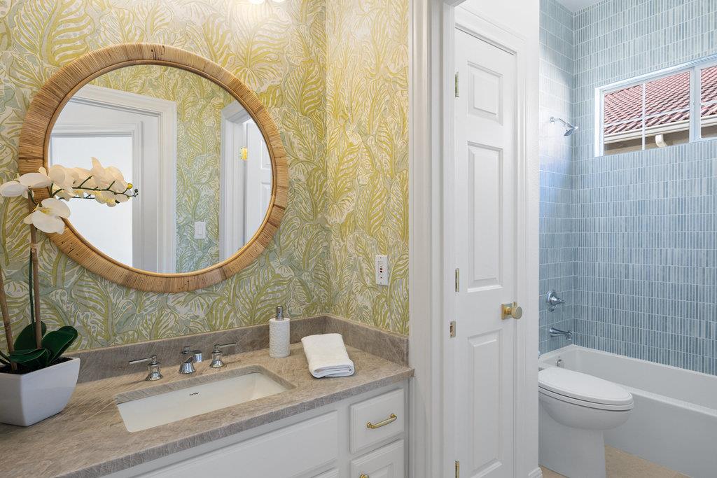 6 Radnor Dr, The Hills, TX 78738