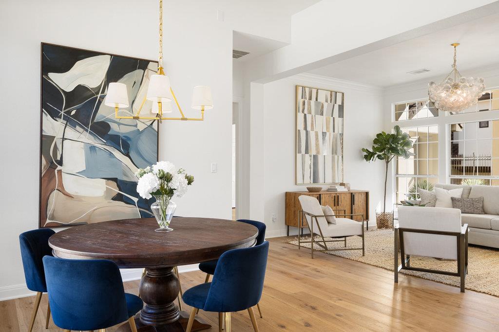 6 Radnor Dr, The Hills, TX 78738